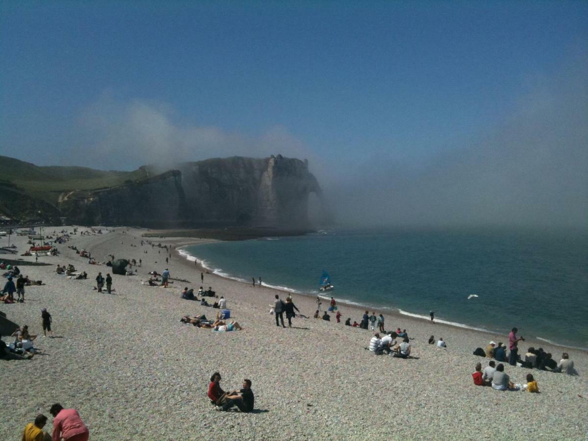 Le Tout A Pied Et Son Parking Prive Étretat Exterior foto